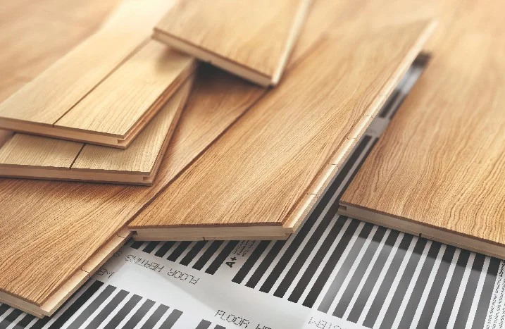 Holzdielen auf Bauplan